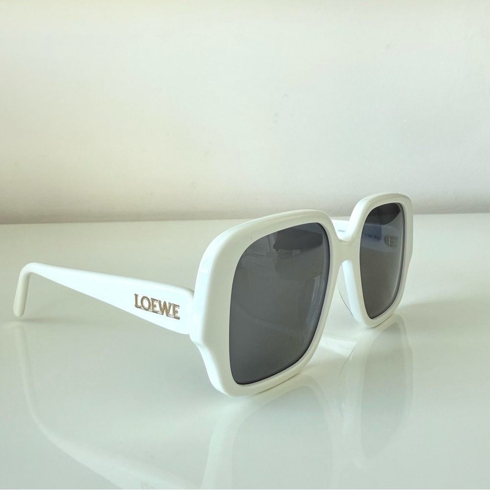 NWT!!! Loewe white sunglasses LW40134U 25A Authentic Retail 350$